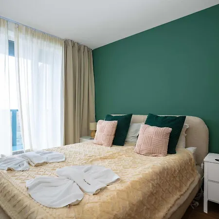 Charming 1br With Balcony And View شقة