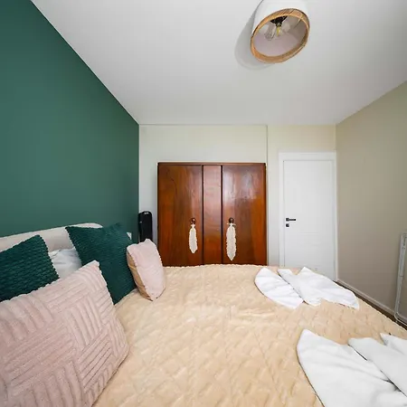 Апартаменты Charming 1br With Balcony And View *