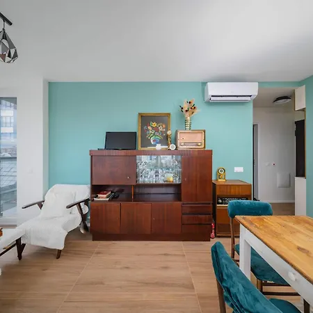 Charming 1br With Balcony And View *